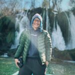 Mau Hou Cheong Instagram - 相信四十三年前的全球暖化沒有今日嚴重， 要界定的話，我算是個秋涼時節出生的小孩。 每年暑氣始退，微風吹起之時，又大一歲了。 今年收到的祝福裡頭，有朋友祝願再添一歲智慧，也有朋友叫我不要長大，有點矛盾，但回神過來，都是暖心提醒。 出世那天同樣是媽媽剖腹生我那天，她雖已在數年前畢業了，但在生辰附近特別容易憶起她，以前總是她給我生日利是，這三年，都換爸爸交到我手。 最近埋首一條短片製作，要會見一批特約演員，當中有個婆婆，在試鏡交談時先知道她剛好跟媽媽同歲， 也越看越覺她眼熟，一下記起不久前追電視劇看過她飾演的一個被無良僱主欺負的清潔工人角色，那時從其神緒已不小心憶起母親，沒料到數天前在試鏡時親身遇上，婆婆因為我說認出她而感到高興，我也在仿似借來的時間裡面，多想念媽媽一遍。 今年遇上不少事與願違的事情，如果智慧真的在隨年增長，願我能越見從容的對待未來每一次順流逆流，也能在保持童真下，繼續幹著自己一直喜歡的事。 #birthday #cumpleaños #madre #念 #padre #makewish #life #vivalavida
