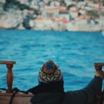 Mau Hou Cheong Instagram - 相信四十三年前的全球暖化沒有今日嚴重， 要界定的話，我算是個秋涼時節出生的小孩。 每年暑氣始退，微風吹起之時，又大一歲了。 今年收到的祝福裡頭，有朋友祝願再添一歲智慧，也有朋友叫我不要長大，有點矛盾，但回神過來，都是暖心提醒。 出世那天同樣是媽媽剖腹生我那天，她雖已在數年前畢業了，但在生辰附近特別容易憶起她，以前總是她給我生日利是，這三年，都換爸爸交到我手。 最近埋首一條短片製作，要會見一批特約演員，當中有個婆婆，在試鏡交談時先知道她剛好跟媽媽同歲， 也越看越覺她眼熟，一下記起不久前追電視劇看過她飾演的一個被無良僱主欺負的清潔工人角色，那時從其神緒已不小心憶起母親，沒料到數天前在試鏡時親身遇上，婆婆因為我說認出她而感到高興，我也在仿似借來的時間裡面，多想念媽媽一遍。 今年遇上不少事與願違的事情，如果智慧真的在隨年增長，願我能越見從容的對待未來每一次順流逆流，也能在保持童真下，繼續幹著自己一直喜歡的事。 #birthday #cumpleaños #madre #念 #padre #makewish #life #vivalavida
