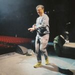 Mau Hou Cheong Instagram - 相信四十三年前的全球暖化沒有今日嚴重， 要界定的話，我算是個秋涼時節出生的小孩。 每年暑氣始退，微風吹起之時，又大一歲了。 今年收到的祝福裡頭，有朋友祝願再添一歲智慧，也有朋友叫我不要長大，有點矛盾，但回神過來，都是暖心提醒。 出世那天同樣是媽媽剖腹生我那天，她雖已在數年前畢業了，但在生辰附近特別容易憶起她，以前總是她給我生日利是，這三年，都換爸爸交到我手。 最近埋首一條短片製作，要會見一批特約演員，當中有個婆婆，在試鏡交談時先知道她剛好跟媽媽同歲， 也越看越覺她眼熟，一下記起不久前追電視劇看過她飾演的一個被無良僱主欺負的清潔工人角色，那時從其神緒已不小心憶起母親，沒料到數天前在試鏡時親身遇上，婆婆因為我說認出她而感到高興，我也在仿似借來的時間裡面，多想念媽媽一遍。 今年遇上不少事與願違的事情，如果智慧真的在隨年增長，願我能越見從容的對待未來每一次順流逆流，也能在保持童真下，繼續幹著自己一直喜歡的事。 #birthday #cumpleaños #madre #念 #padre #makewish #life #vivalavida