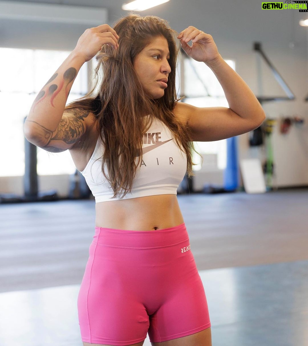 Mayra Bueno Silva Instagram - Quinta feira sua linda 😻 American Top Team