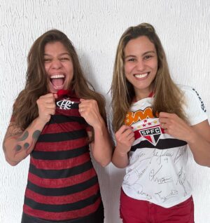 Mayra Bueno Silva Instagram - E aí, quem leva hoje???

⚫️🔴 ❌ ⚫️⚪️🔴