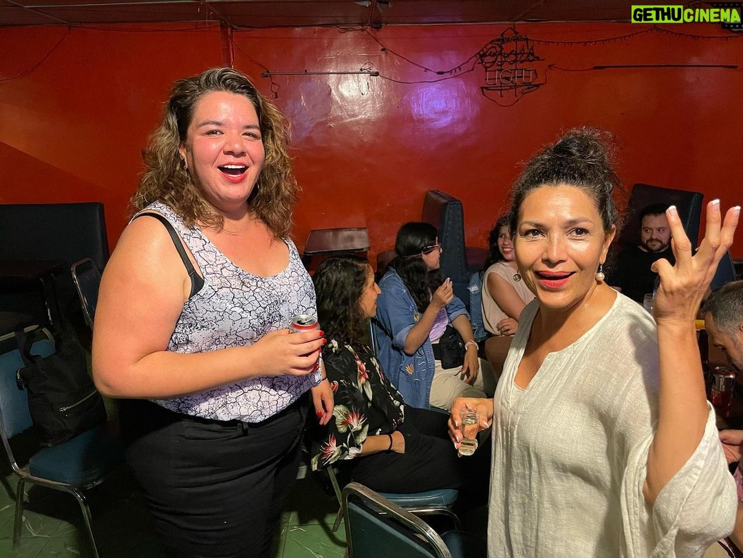Mayra Hermosillo Instagram - El NORTE SOBRE EL VACÍO #bts Aquí conocí a mi naranja entera y a mi mejor amiga la Paloma Petra, mi Rosa la más hermosa chingaos. Alejandra ! Siempre estaré agradecida por juntarnos con la intuición de tu corazón, la suerte de las coincidencias y las ganas de hacer familia en esta industria que, a veces, es muy ruda. Gracias Gabriel por aceptar la propuesta de la nueva Lily y por escribir esta historia que ha sido un parteaguas para muchos de nosotros. Los personajes y las historias nos buscan, confiemos en ellas y en ellos. Que disfruten este peliculón por @amazonprime