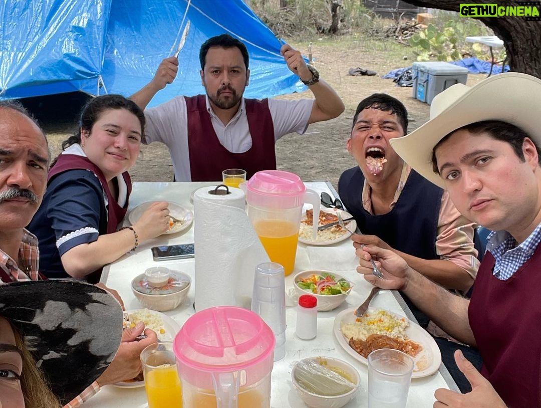 Mayra Hermosillo Instagram - El NORTE SOBRE EL VACÍO #bts Aquí conocí a mi naranja entera y a mi mejor amiga la Paloma Petra, mi Rosa la más hermosa chingaos. Alejandra ! Siempre estaré agradecida por juntarnos con la intuición de tu corazón, la suerte de las coincidencias y las ganas de hacer familia en esta industria que, a veces, es muy ruda. Gracias Gabriel por aceptar la propuesta de la nueva Lily y por escribir esta historia que ha sido un parteaguas para muchos de nosotros. Los personajes y las historias nos buscan, confiemos en ellas y en ellos. Que disfruten este peliculón por @amazonprime