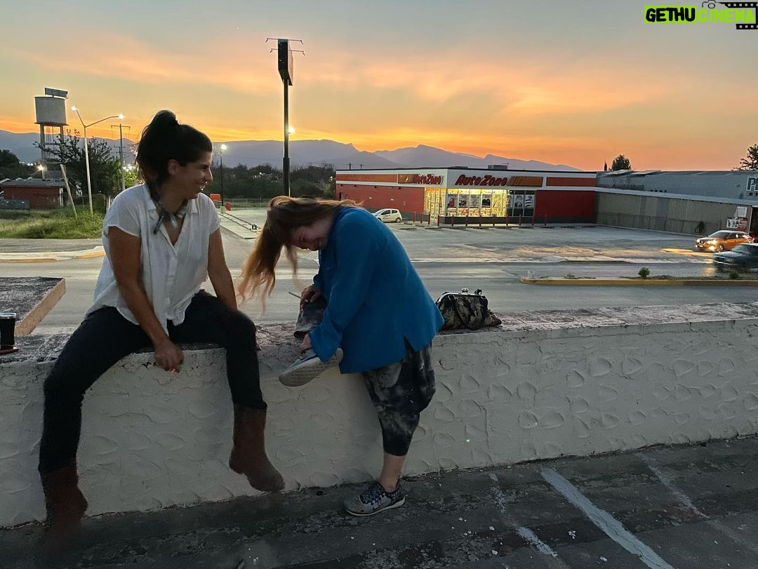 Mayra Hermosillo Instagram - El NORTE SOBRE EL VACÍO #bts Aquí conocí a mi naranja entera y a mi mejor amiga la Paloma Petra, mi Rosa la más hermosa chingaos. Alejandra ! Siempre estaré agradecida por juntarnos con la intuición de tu corazón, la suerte de las coincidencias y las ganas de hacer familia en esta industria que, a veces, es muy ruda. Gracias Gabriel por aceptar la propuesta de la nueva Lily y por escribir esta historia que ha sido un parteaguas para muchos de nosotros. Los personajes y las historias nos buscan, confiemos en ellas y en ellos. Que disfruten este peliculón por @amazonprime