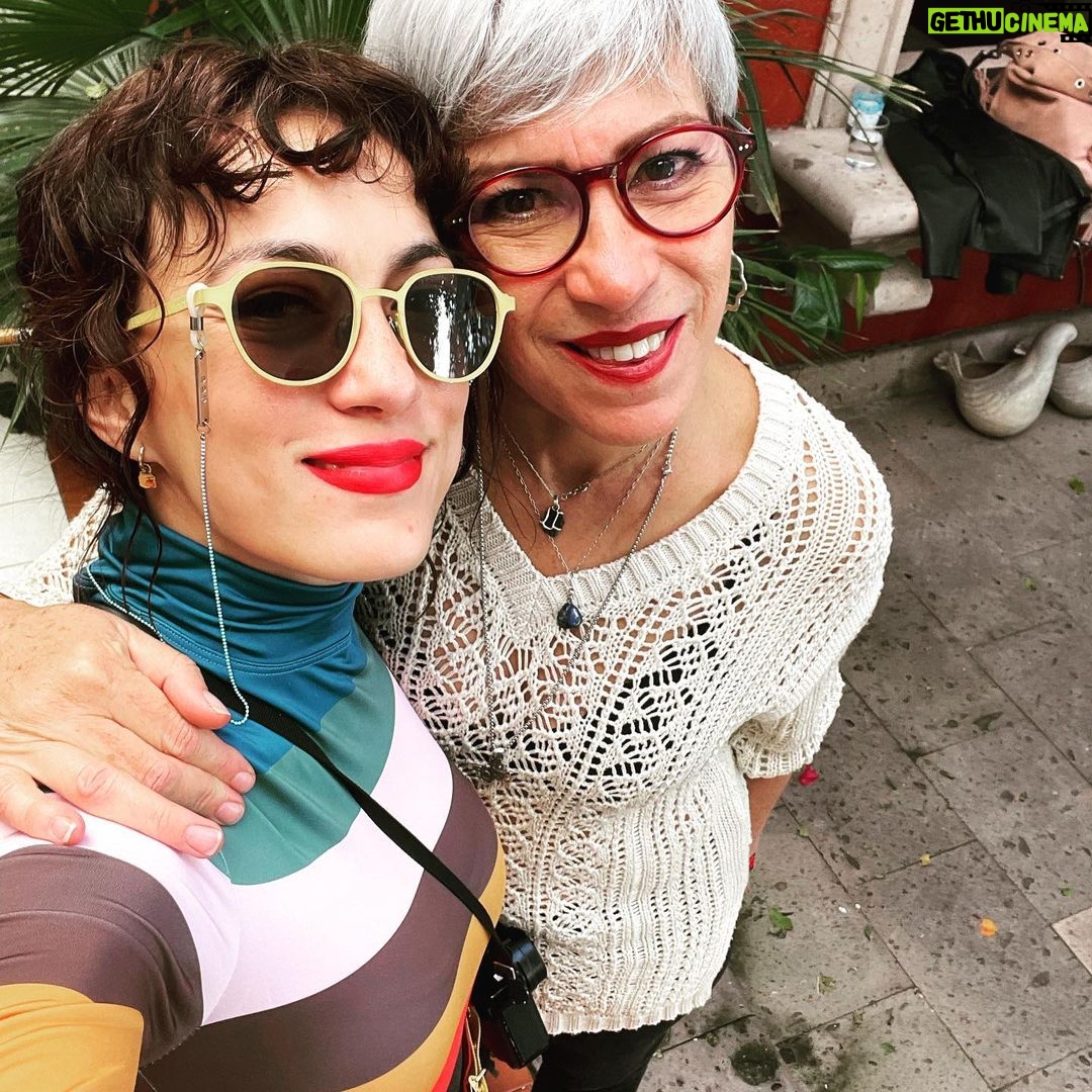 Mayra Hermosillo Instagram - Disculparán ustedes, pero venir al festival con la familia y los amigos hace una experiencia diferente. Gracias @alemarquezabella por unirnos y presentarnos para lo que queda de vida. EL NORTE SOBRE EL VACÍO en el FESTIVAL INTERNACIONAL DE MORELIA. ¡GRACIAS! Y gracias @_fensi por tu belleza y tus colores en esta bella ropa. 🫀