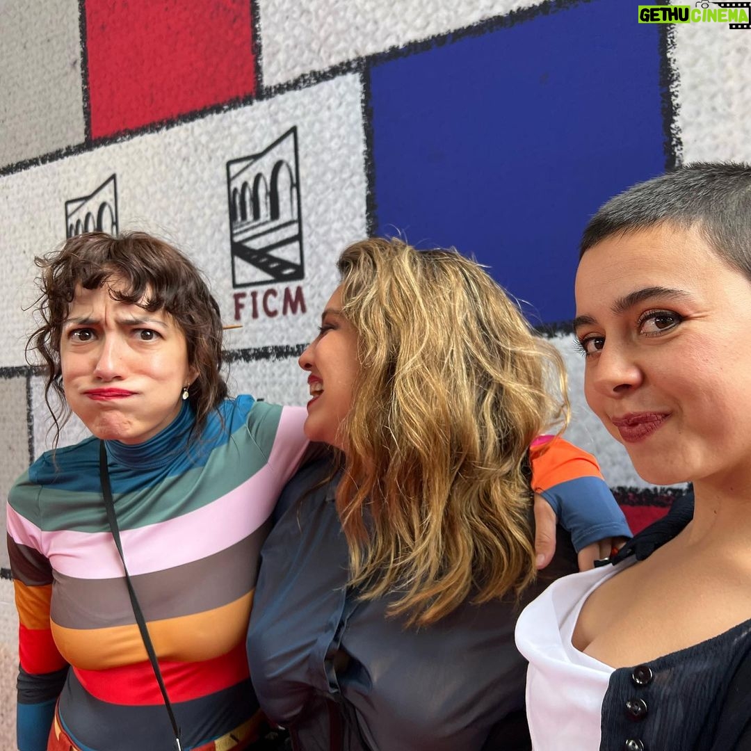Mayra Hermosillo Instagram - Disculparán ustedes, pero venir al festival con la familia y los amigos hace una experiencia diferente. Gracias @alemarquezabella por unirnos y presentarnos para lo que queda de vida. EL NORTE SOBRE EL VACÍO en el FESTIVAL INTERNACIONAL DE MORELIA. ¡GRACIAS! Y gracias @_fensi por tu belleza y tus colores en esta bella ropa. 🫀