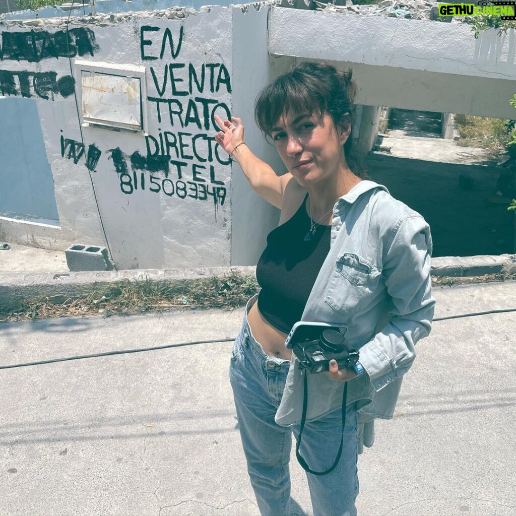Mayra Hermosillo Instagram - Erika Treviño se despide con cariño y cielo despejado. Actriz en renta/venta. Hago propuestas en el set y mascó bien el chicle.