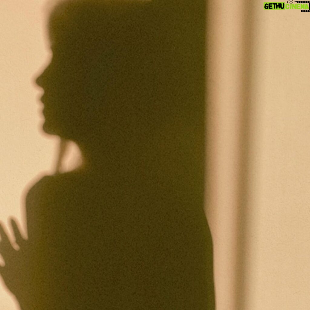 Mayra Hermosillo Instagram - A veces es mejor mostrar la sombra. Libro: #elfindelamor @tamtenenbaum