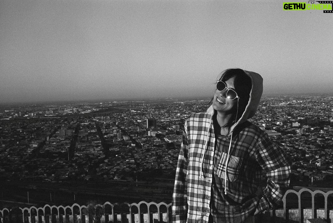 Mayra Hermosillo Instagram - Casa, mi cerro, mi hermano tomándome una foto, mi recuerdo, la sonrisa, el sol… El intento, diría yo.