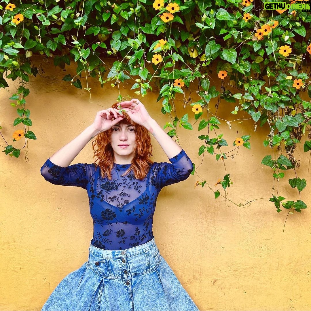 Mayra Hermosillo Instagram - ¿Quién dijo que el proceso de florecer no duele? ¿Me lo inventé acaso? ¿Lo leí o lo escuché? No recuerdo bien.