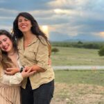 Mayra Hermosillo Instagram - El NORTE SOBRE EL VACÍO #bts Aquí conocí a mi naranja entera y a mi mejor amiga la Paloma Petra, mi Rosa la más hermosa chingaos. Alejandra ! Siempre estaré agradecida por juntarnos con la intuición de tu corazón, la suerte de las coincidencias y las ganas de hacer familia en esta industria que, a veces, es muy ruda. Gracias Gabriel por aceptar la propuesta de la nueva Lily y por escribir esta historia que ha sido un parteaguas para muchos de nosotros. Los personajes y las historias nos buscan, confiemos en ellas y en ellos. Que disfruten este peliculón por @amazonprime