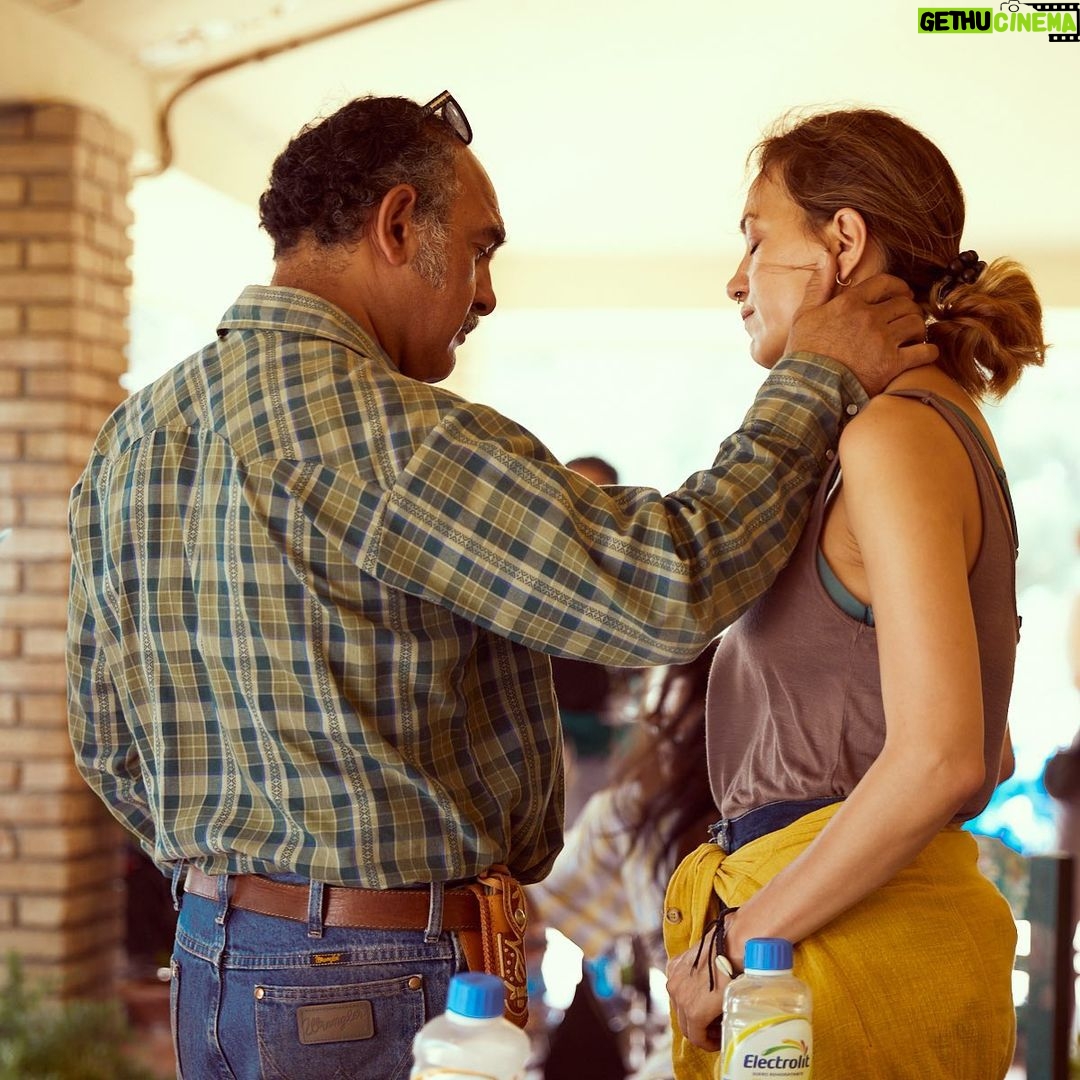 Mayra Hermosillo Instagram - Mi apá y mi amigo. Los dos sorprendidos por haber llegado al Norte sobre el vacío y mira mi suerte que me tocó un llamado contigo mientras ganabas el premio a Mejor Actor en el #ficm ¡Felicidades a nuestra película! Felicidades a todos los que nos juntaron para hacer esta historia ❤️❤️ Otra fotaza de @farias.adrianna ❤️❤️