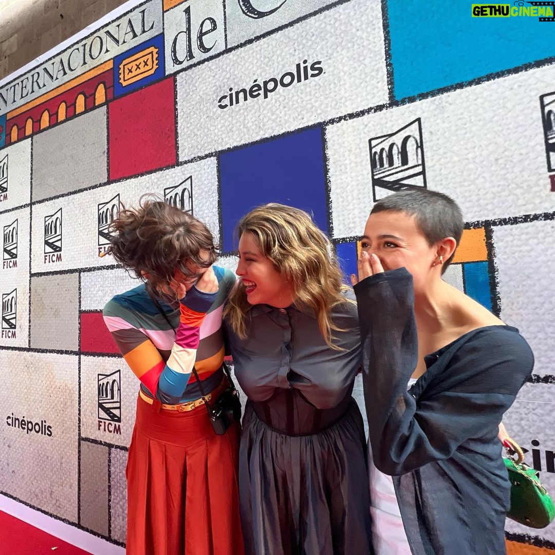 Mayra Hermosillo Instagram - Disculparán ustedes, pero venir al festival con la familia y los amigos hace una experiencia diferente. Gracias @alemarquezabella por unirnos y presentarnos para lo que queda de vida. EL NORTE SOBRE EL VACÍO en el FESTIVAL INTERNACIONAL DE MORELIA. ¡GRACIAS! Y gracias @_fensi por tu belleza y tus colores en esta bella ropa. 🫀
