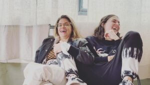 Mayra Hermosillo Instagram - Hace un año que nos conocimos en este proyecto, personas nuevas en mi vida y agradezco con todo mi corazón que me permitieran compartir días y noches de risas, pláticas, anécdotas, ideas, miedos. 

Muchas muchas gracias, Beto, por unirnos y por dejarnos crear contigo 🕷️