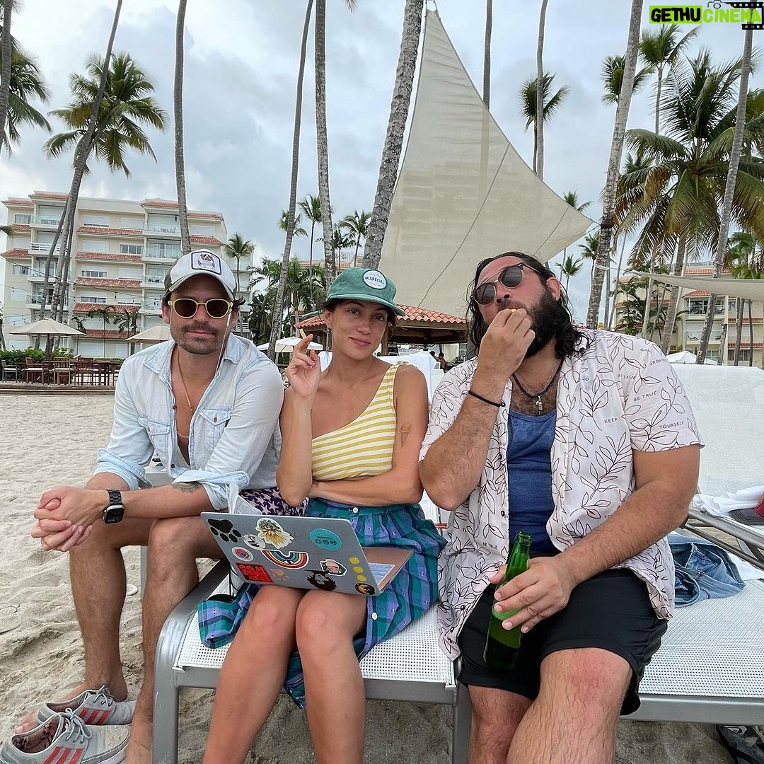 Mayra Hermosillo Instagram - Estar y vivir un Strike. El material que les comparto en esta publicación es lo que andábamos viviendo en República Dominicana y solo quiero decir que estoy profundamente inspirada por la valentía que se necesita para parar un momento y hablar, compartir y ver la existencia del otrx. Dejar de tener miedo por lo que significan las figuras de poder y unirnos para crear y ser parte de una experiencia cinematográfica que sea más humana que industrial y mecanizada. Me regresan a casa con la felicidad de haber conocido personas hermosas, las ganas de volver en mejores condiciones para todxs y las ganas de ser parte de eso. Nos deseo unión y ser parte activa de la transformación :)