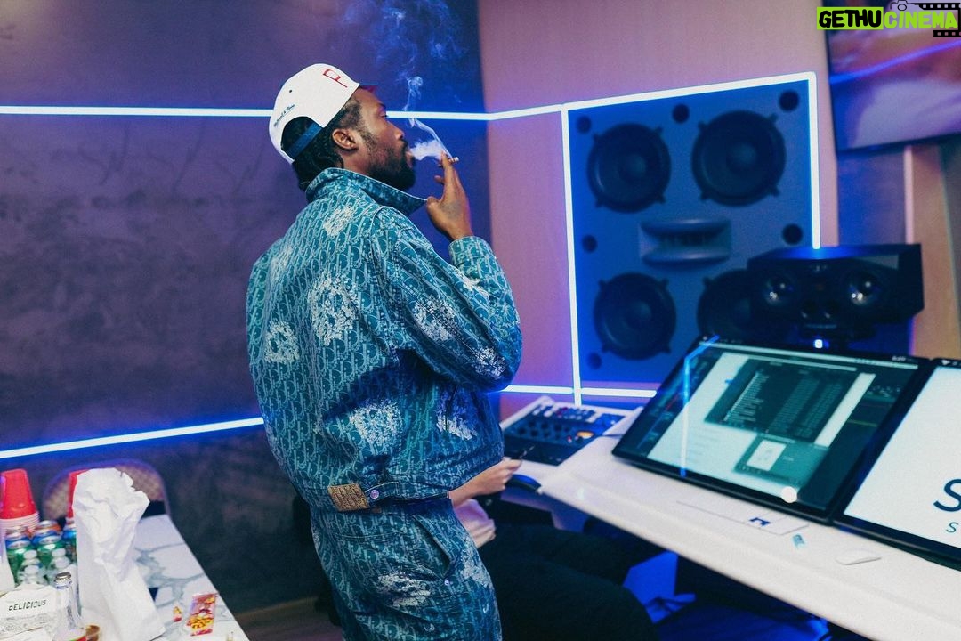 Meek Mill Instagram - DEDICATION, DETERMINATION, DISCIPLINE WAS THE PLAY ALWAYS “DREAM CHASERS” ✨