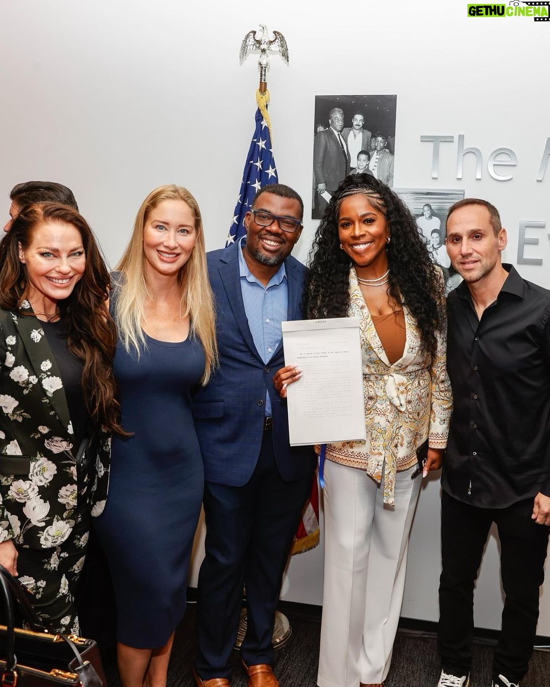Meek Mill Instagram - Huge day for criminal justice reform in Illinois! Honored to have been part of the signing of #SB423 with @meekmill and @reform. Thank you @govpritzker !! We’ve already created a pathway for over 700k Americans to exit the justice system and this marks our 17th smart probation and parole reform bill in 11 states!! Illinois - thank you for helping strengthen our communities. LETS GO!! Chicago, Illinois