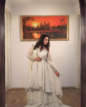 Meena Instagram - As I gaze up, my outlook for 2024 is just as uplifting – full of positivity and excitement! 🌈✨ Here’s to embracing the new year with open arms and a heart full of optimism. Cheers to a year of growth and joy! 🥂 🎊

#NewBeginnings #PositiveOutlook #Hello2024 #2024