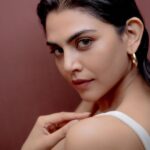 Meenal Sahu Instagram - Easy 🤍 Shot by @darshan.bhanushali_ HMU: Me💁🏻‍♀️