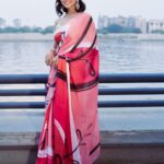 Meenal Sahu Instagram - Beautiful Ahemdabad ! Thank you for having us❤️ Happy Family *conditions apply* HMU @suprabha_jadhav @cletusliuu Styled by @stylebyrahilraja @arshadjrofficial Saree- @boveeecom Jewellery- @the_jewel_gallery #happyfamily #primevideo #promotion #ahemdabad #explore Ahemdabad,Gujarat