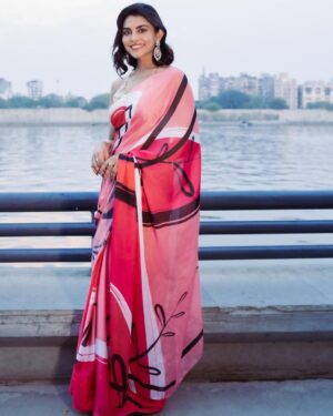 Meenal Sahu Instagram - Beautiful Ahemdabad ! Thank you for having us❤️
Happy Family *conditions apply*

HMU @suprabha_jadhav @cletusliuu 

Styled by  @stylebyrahilraja @arshadjrofficial 

Saree- @boveeecom
Jewellery- @the_jewel_gallery

#happyfamily #primevideo #promotion #ahemdabad #explore