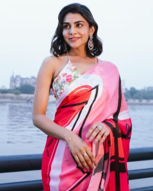 Meenal Sahu Instagram - Beautiful Ahemdabad ! Thank you for having us❤️
Happy Family *conditions apply*

HMU @suprabha_jadhav @cletusliuu 

Styled by  @stylebyrahilraja @arshadjrofficial 

Saree- @boveeecom
Jewellery- @the_jewel_gallery

#happyfamily #primevideo #promotion #ahemdabad #explore