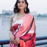 Meenal Sahu Instagram - Beautiful Ahemdabad ! Thank you for having us❤️ Happy Family *conditions apply* HMU @suprabha_jadhav @cletusliuu Styled by @stylebyrahilraja @arshadjrofficial Saree- @boveeecom Jewellery- @the_jewel_gallery #happyfamily #primevideo #promotion #ahemdabad #explore Ahemdabad,Gujarat