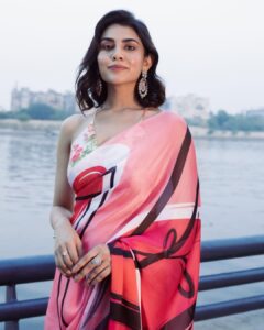 Meenal Sahu Instagram - Beautiful Ahemdabad ! Thank you for having us❤️ Happy Family *conditions apply* HMU @suprabha_jadhav @cletusliuu Styled by @stylebyrahilraja @arshadjrofficial Saree- @boveeecom Jewellery- @the_jewel_gallery #happyfamily #primevideo #promotion #ahemdabad #explore Ahemdabad,Gujarat