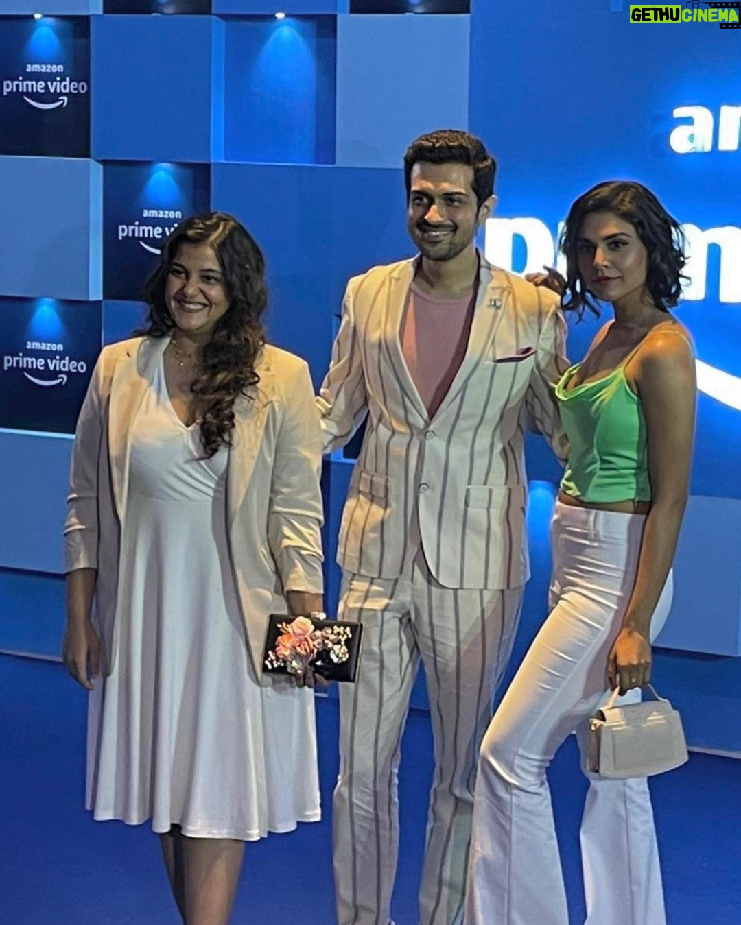 Meenal Sahu Instagram - Meet the crazy clan #HAPPYFAMILYCONDITIONSAPPLY We open the doors on @primevideoin and welcome you with laughter and love! @hatsoffproduction @jd_majethia @aatishkapadia @rajbabbarmp @atulkulkarni_official @ayesha.jhulka @babita.ashiwal @sanahkapur15 @raunaqkamdar