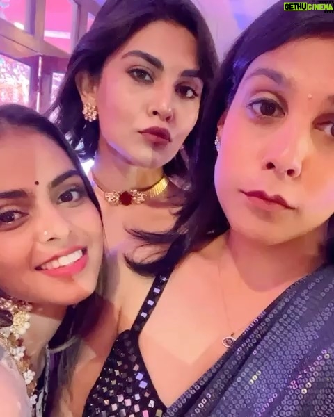 Meenal Sahu Instagram - About last night ❤️ @amyalobster #engagement #wedding #ethnicwear #beautifulgirls #explore #instagood #jaipur