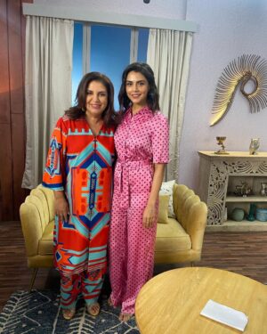 Meenal Sahu Instagram - Met this super sweet woman @farahkhankunder on sets of #franklywithfarah for *happy family conditions apply* ❤️
Make up @suprabha_jadhav 
Hair @cletusliuu 
Styling @clamps_andchaos 
Assisted by @kairaa_jhaveri 

@primevideoin 
@ayesha.jhulka 

#happyfamily #promotions #shoot #primevideo #webseries