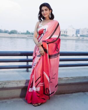 Meenal Sahu Instagram - Beautiful Ahemdabad ! Thank you for having us❤️
Happy Family *conditions apply*

HMU @suprabha_jadhav @cletusliuu 

Styled by  @stylebyrahilraja @arshadjrofficial 

Saree- @boveeecom
Jewellery- @the_jewel_gallery

#happyfamily #primevideo #promotion #ahemdabad #explore