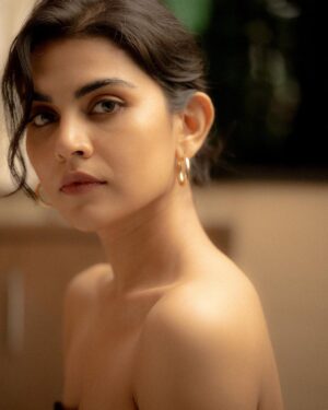 Meenal Sahu Instagram - 🌚 

📸 @darshan.bhanushali_