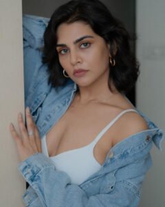 Meenal Sahu Instagram - Let’s go casual.. 📸 @darshan.bhanushali_ #portrait #photography #explore