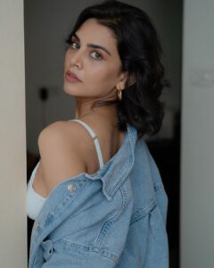 Meenal Sahu Instagram - Let’s go casual.. 📸 @darshan.bhanushali_ #portrait #photography #explore