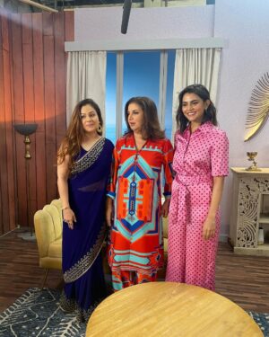 Meenal Sahu Instagram - Met this super sweet woman @farahkhankunder on sets of #franklywithfarah for *happy family conditions apply* ❤️
Make up @suprabha_jadhav 
Hair @cletusliuu 
Styling @clamps_andchaos 
Assisted by @kairaa_jhaveri 

@primevideoin 
@ayesha.jhulka 

#happyfamily #promotions #shoot #primevideo #webseries