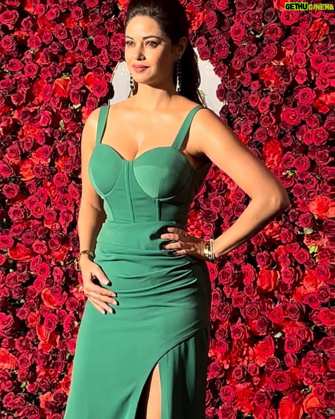 Meera Chopra Instagram - Green and the red!! @juhi.ali @jayshree2783 @ahiclothing