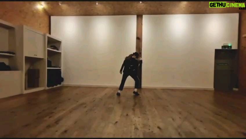 Meesha Garbett Instagram - Thanks @hipa_studios for helping me with my #danceworldcup #streetdance entry 😍 My own Choreography Was first proper run through can dance it bit better 😁 What you think guys? #michaeljackson #mj #14yearsold #sylviayoung #sylviayoungagency @sylviayoungagency #dance #dancer #imdlegion