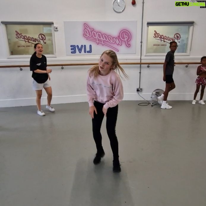 Meesha Garbett Instagram - Here is my first class that I have taught to my own choreography π What you think guys π Many thanks to all that attended x @boo_imd @_.aaliyahwright @miahhasselbaink @laurenhasselbaink @maxbrophyy @_.jxmesb._ @itz_kara_xo @tia_keilty_ @jess_brahams @kara_eve_h @yaz_hornsby @matildarae5 @keeleysmithhx And more Thanks to @pineappledancestudios πΆ@dojacat woman #pineappledancestudios #imdlegion #sylviayoungagency #sylviayoungtheatreschool #dance #dancer #choreography #dojacat #dojacatwoman I do not hold thr rights to the music just for fun.
