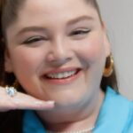 Megan Stalter Instagram - Wow, I’m gorgeous! @neutrogena Hydro Boost Plus Niacinamide Serum leaves skin feeling hydrated and smooth. I’m not just a comedian, actor, writer hybrid, I’m also a model with amazing skin. 😊 #NeutrogenaPartner