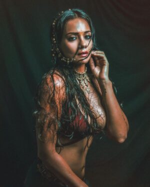 Megha Gupta Instagram - ʏᴏᴜʀ ᴀɴɢᴇʟꜱ ᴡɪʟʟ ꜱᴇɴᴅ ʏᴏᴜ ᴛᴏ ꜱᴏᴍᴇ ᴠᴇʀʏ ᴅᴀʀᴋ ᴘʟᴀᴄᴇꜱ ʙᴇᴄᴀᴜꜱᴇ ʏᴏᴜ ᴀʀᴇ ᴛʜᴇ ʟɪɢʜᴛ. ᴍɪɴᴇ ᴅᴇꜰɪɴɪᴛᴇʟʏ ꜱᴇɴᴛ ᴍᴇ ᴏɴ ᴀ ʀᴏʟʟᴇʀ ᴄᴏᴀꜱᴛᴇʀ, ʟɪᴛᴇʀᴀʟʟʏ. 

ɪ ʀᴇᴍᴇᴍʙᴇʀ ᴀ ᴛɪᴍᴇ ᴡʜᴇɴ ɪ ꜰᴏᴜɴᴅ ᴍʏꜱᴇʟꜰ ɪɴ ᴅɪꜱɴᴇʏ ᴡᴏʀʟᴅ, ᴏʀʟᴀɴᴅᴏ, ᴊᴜꜱᴛ ᴄᴏᴜᴘʟᴇ ᴏꜰ ᴡᴇᴇᴋꜱ ᴀꜰᴛᴇʀ ʟᴏᴏꜱɪɴɢ ᴘᴀᴘᴀ. ᴅᴏɴ’ᴛ ᴀꜱᴋ ᴍᴇ ʜᴏᴡ ᴡʜᴀᴛ ᴡʜᴀᴛ ᴡʜᴇʀᴇ ᴡʜʏ, ʙᴜᴛ ɪ ᴄʟᴇᴀʀʟʏ ʀᴇᴍᴇᴍʙᴇʀ ʙᴇɪɴɢ ᴏɴ ᴛʜᴇ ᴍᴏꜱᴛ ꜱᴄᴀʀʏ (ᴀᴛ ᴛʜᴀᴛ ᴘᴏɪɴᴛ) ʀᴏʟʟᴇʀ ᴄᴏᴀꜱᴛᴇʀꜱ, ᴡʜɪᴄʜ ɪ ᴅɪᴅɴ’ᴛ ʀᴇᴀʟʟʏ ᴡᴀɴᴛ ᴛᴏ ʙᴇ ᴏɴ (ᴀɢᴀɪɴ, ᴅᴏɴ’ᴛ.) ᴀɴᴅ ɢᴏɪɴɢ ᴛʜʀᴏᴜɢʜ ᴀ ʀᴏʟʟᴇʀ ᴄᴏᴀꜱᴛᴇʀ ᴏꜰ ꜱᴀᴅɴᴇꜱꜱ ᴀɴᴅ ꜰᴇᴀʀ ᴀɴᴅ ʟᴏꜱꜱ ᴀɴᴅ ᴍʏ ʜᴇᴀʀᴛ ʙᴇᴀᴛɪɴɢ ꜱᴏ ꜰᴀꜱᴛ ᴛʜᴀᴛ ɪᴛ ᴍɪɢʜᴛ ꜱᴛᴏᴘ. 

ɪ ᴡᴀꜱ ᴛʜᴇ ꜱᴀᴅɴᴇꜱꜱ ꜱᴏᴜʟ ɪɴ ᴛʜᴇ ʜᴀᴘᴘɪᴇꜱᴛ ᴘʟᴀᴄᴇ ᴏɴ ᴛʜᴇ ᴘʟᴀɴᴇᴛ. 

ᴛʜᴀᴛ ᴡᴀꜱ 7 ʏᴇᴀʀꜱ ᴀɢᴏ. ᴛʜᴀᴛ ꜰᴇᴇʟɪɴɢ ꜱᴛɪʟʟ ꜰᴇᴇʟꜱ ꜰʀᴇꜱʜ. ɪ ᴡᴀꜱ ɪɴ ᴅᴇᴇᴘ ᴘᴀɪɴ. ɪ ᴅɪᴅɴ’ᴛ ᴋɴᴏᴡ ʜᴏᴡ ᴛᴏ ᴘʀᴏᴄᴇꜱꜱ ɢʀɪᴇꜰ, ɪ ᴅɪᴅɴ’ᴛ ᴋɴᴏᴡ ɴᴏᴛʜɪɴɢ ᴀʙᴏᴜᴛ ꜱᴛʀᴇꜱꜱ ᴍᴀɴᴀɢᴇᴍᴇɴᴛ. ɪ ᴡᴀꜱ ᴏɴ ᴀᴜᴛᴏ ᴘɪʟᴏᴛ. ʟᴇᴛᴛɪɴɢ ʟɪꜰᴇ ᴛᴀᴋᴇ ᴏᴠᴇʀ ᴍʏ ᴅᴀʏꜱ, ᴀ ᴄᴏᴍᴘʟᴇᴛᴇ ʙʟᴜʀʀ. 

ɪ ᴡɪꜱʜ ꜱᴏᴍᴇᴏɴᴇ ʜᴀᴅ ᴛᴏʟᴅ ᴍᴇ ᴛʜᴇɴ, ᴡʜᴀᴛ ɪ ᴋɴᴏᴡ ɴᴏᴡ, ᴡʜɪᴄʜ ɪꜱ ᴡʜʏ ɪᴛ’ꜱ ᴍʏ ᴘᴇʀꜱᴏɴᴀʟ ᴍɪꜱꜱɪᴏɴ ᴛᴏ ᴍᴀᴋᴇ ꜱᴜʀᴇ ɴᴏ ᴏɴᴇ ʜᴀꜱ ᴛᴏ ɢᴏ ᴛʜʀᴏᴜɢʜ ᴡʜᴀᴛ ɪ ᴅɪᴅ, ᴀꜱ ᴍᴜᴄʜ ᴀꜱ ɪ ᴄᴀɴ. 

ᴛᴜʀɴɪɴɢ ᴘᴀɪɴ ɪɴᴛᴏ ᴍᴇᴅɪᴄɪɴᴇ ɪꜱ ɴᴏᴡ ᴍʏ ꜱᴜᴘᴇʀᴘᴏᴡᴇʀ. 

ᴛʜᴇ ꜱᴏᴜʀᴄᴇ ꜱᴀɪᴅ, ʏᴏᴜ ᴀʀᴇ ᴛʜᴇ ʟɪɢʜᴛ, ᴀɴᴅ ɴᴏᴡ ɪᴛ’ꜱ ᴛɪᴍᴇ ᴛᴏ ᴍᴀᴋᴇ ᴛʜᴇ ʟɪɢʜᴛ ᴏꜰ ᴏᴛʜᴇʀꜱ ꜱʜɪɴᴇ ʙʀɪɢʜᴛᴇʀ. 

ᴀʀᴇ ʏᴏᴜ ᴡɪᴛʜ ᴍᴇ ?

#india #indian #lifejourney #boho #gypsy #friday #realTalk #meghagupta #tribalhuman #tribal #tribesofindia