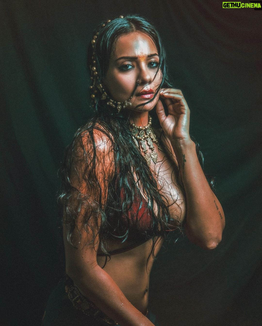 Megha Gupta - 27.1K Likes - ʏᴏᴜʀ ᴀɴɢᴇʟꜱ ᴡɪʟʟ ꜱᴇɴᴅ ʏᴏᴜ ᴛᴏ ꜱᴏᴍᴇ ᴠᴇʀʏ ᴅᴀʀᴋ ᴘʟᴀᴄᴇꜱ ʙᴇᴄᴀᴜꜱᴇ ʏᴏᴜ ᴀʀᴇ ᴛʜᴇ ʟɪɢʜᴛ. ᴍɪɴᴇ ᴅᴇꜰɪɴɪᴛᴇʟʏ ꜱᴇɴᴛ ᴍᴇ ᴏɴ ᴀ ʀᴏʟʟᴇʀ ᴄᴏᴀꜱᴛᴇʀ, ʟɪᴛᴇʀᴀʟʟʏ.
ɪ ʀᴇᴍᴇᴍʙᴇʀ ᴀ ᴛɪᴍᴇ ᴡʜᴇɴ ɪ ꜰᴏᴜɴᴅ ᴍʏꜱᴇʟꜰ ɪɴ ᴅɪꜱɴᴇʏ ᴡᴏʀʟᴅ, ᴏʀʟᴀɴᴅᴏ, ᴊᴜꜱᴛ ᴄᴏᴜᴘʟᴇ ᴏꜰ ᴡᴇᴇᴋꜱ ᴀꜰᴛᴇʀ ʟᴏᴏꜱɪɴɢ ᴘᴀᴘᴀ. ᴅᴏɴ’ᴛ ᴀꜱᴋ ᴍᴇ ʜᴏᴡ ᴡʜᴀᴛ ᴡʜᴀᴛ ᴡʜᴇʀᴇ ᴡʜʏ, ʙᴜᴛ ɪ ᴄʟᴇᴀʀʟʏ ʀᴇᴍᴇᴍʙᴇʀ ʙᴇɪɴɢ ᴏɴ ᴛʜᴇ ᴍᴏꜱᴛ ꜱᴄᴀʀʏ (ᴀᴛ ᴛʜᴀᴛ ᴘᴏɪɴᴛ) ʀᴏʟʟᴇʀ ᴄᴏᴀꜱᴛᴇʀꜱ, ᴡʜɪᴄʜ ɪ ᴅɪᴅɴ’ᴛ ʀᴇᴀʟʟʏ ᴡᴀɴᴛ ᴛᴏ ʙᴇ ᴏɴ (ᴀɢᴀɪɴ, ᴅᴏɴ’ᴛ.) ᴀɴᴅ ɢᴏɪɴɢ ᴛʜʀᴏᴜɢʜ ᴀ ʀᴏʟʟᴇʀ ᴄᴏᴀꜱᴛᴇʀ ᴏꜰ ꜱᴀᴅɴᴇꜱꜱ ᴀɴᴅ ꜰᴇᴀʀ ᴀɴᴅ ʟᴏꜱꜱ ᴀɴᴅ ᴍʏ ʜᴇᴀʀᴛ ʙᴇᴀᴛɪɴɢ ꜱᴏ ꜰᴀꜱᴛ ᴛʜᴀᴛ ɪᴛ ᴍɪɢʜᴛ ꜱᴛᴏᴘ.
ɪ ᴡᴀꜱ ᴛʜᴇ ꜱᴀᴅɴᴇꜱꜱ ꜱᴏᴜʟ ɪɴ ᴛʜᴇ ʜᴀᴘᴘɪᴇꜱᴛ ᴘʟᴀᴄᴇ ᴏɴ ᴛʜᴇ ᴘʟᴀɴᴇᴛ.
ᴛʜᴀᴛ ᴡᴀꜱ 7 ʏᴇᴀʀꜱ ᴀɢᴏ. ᴛʜᴀᴛ ꜰᴇᴇʟɪɴɢ ꜱᴛɪʟʟ ꜰᴇᴇʟꜱ ꜰʀᴇꜱʜ. ɪ ᴡᴀꜱ ɪɴ ᴅᴇᴇᴘ ᴘᴀɪɴ. ɪ ᴅɪᴅɴ’ᴛ ᴋɴᴏᴡ ʜᴏᴡ ᴛᴏ ᴘʀᴏᴄᴇꜱꜱ ɢʀɪᴇꜰ, ɪ ᴅɪᴅɴ’ᴛ ᴋɴᴏᴡ ɴᴏᴛʜɪɴɢ ᴀʙᴏᴜᴛ ꜱᴛʀᴇꜱꜱ ᴍᴀɴᴀɢᴇᴍᴇɴᴛ. ɪ ᴡᴀꜱ ᴏɴ ᴀᴜᴛᴏ ᴘɪʟᴏᴛ. ʟᴇᴛᴛɪɴɢ ʟɪꜰᴇ ᴛᴀᴋᴇ ᴏᴠᴇʀ ᴍʏ ᴅᴀʏꜱ, ᴀ ᴄᴏᴍᴘʟᴇᴛᴇ ʙʟᴜʀʀ.
ɪ ᴡɪꜱʜ ꜱᴏᴍᴇᴏɴᴇ ʜᴀᴅ ᴛᴏʟᴅ ᴍᴇ ᴛʜᴇɴ, ᴡʜᴀᴛ ɪ ᴋɴᴏᴡ ɴᴏᴡ, ᴡʜɪᴄʜ ɪꜱ ᴡʜʏ ɪᴛ’ꜱ ᴍʏ ᴘᴇʀꜱᴏɴᴀʟ ᴍɪꜱꜱɪᴏɴ ᴛᴏ ᴍᴀᴋᴇ ꜱᴜʀᴇ ɴᴏ ᴏɴᴇ ʜᴀꜱ ᴛᴏ ɢᴏ ᴛʜʀᴏᴜɢʜ ᴡʜᴀᴛ ɪ ᴅɪᴅ, ᴀꜱ ᴍᴜᴄʜ ᴀꜱ ɪ ᴄᴀɴ.
ᴛᴜʀɴɪɴɢ ᴘᴀɪɴ ɪɴᴛᴏ ᴍᴇᴅɪᴄɪɴᴇ ɪꜱ ɴᴏᴡ ᴍʏ ꜱᴜᴘᴇʀᴘᴏᴡᴇʀ.
ᴛʜᴇ ꜱᴏᴜʀᴄᴇ ꜱᴀɪᴅ, ʏᴏᴜ ᴀʀᴇ ᴛʜᴇ ʟɪɢʜᴛ, ᴀɴᴅ ɴᴏᴡ ɪᴛ’ꜱ ᴛɪᴍᴇ ᴛᴏ ᴍᴀᴋᴇ ᴛʜᴇ ʟɪɢʜᴛ ᴏꜰ ᴏᴛʜᴇʀꜱ ꜱʜɪɴᴇ ʙʀɪɢʜᴛᴇʀ.
ᴀʀᴇ ʏᴏᴜ ᴡɪᴛʜ ᴍᴇ ?
#india #indian #lifejourney #boho #gypsy #friday #realTalk #meghagupta #tribalhuman #tribal #tribesofindia
