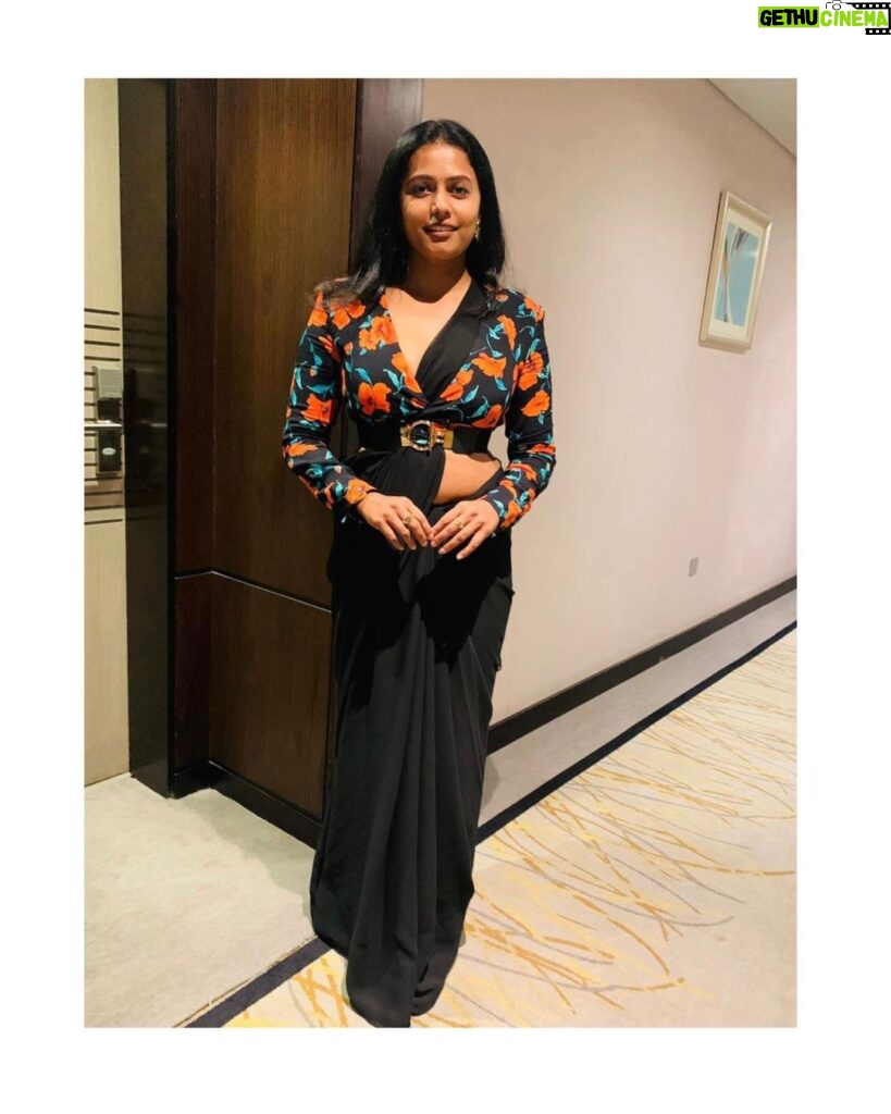 Megha Thomas Instagram - She silently stepped out of race she never wanted to be in, found her own lane and proceeded to win. 🥂 Stylist - @fabricate_yourstyle #promotions #bharathacircus #dubai #pressmeet #mirrorselfie #saree #zara Dubai, United Arab Emirates