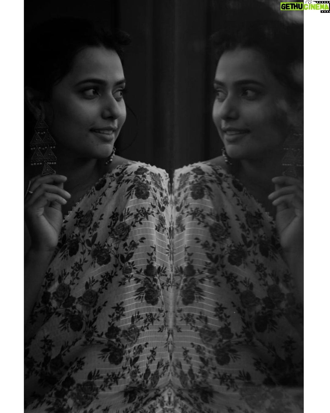 Megha Thomas Instagram - π€π€ πΈ - @cherin.paul #blackandwhite #photoshoot #saree #floral #monsoonfun #eveningwear #forthatday #womeninsaree #styling #beauty #sareelove #ootd #outfitoftheday #desigirl #indianwear #ethnic #silverjewelry #oxidisedjewellery #kochigram #kochi #kerala #meghathomas #meghakehadhein #megstapose