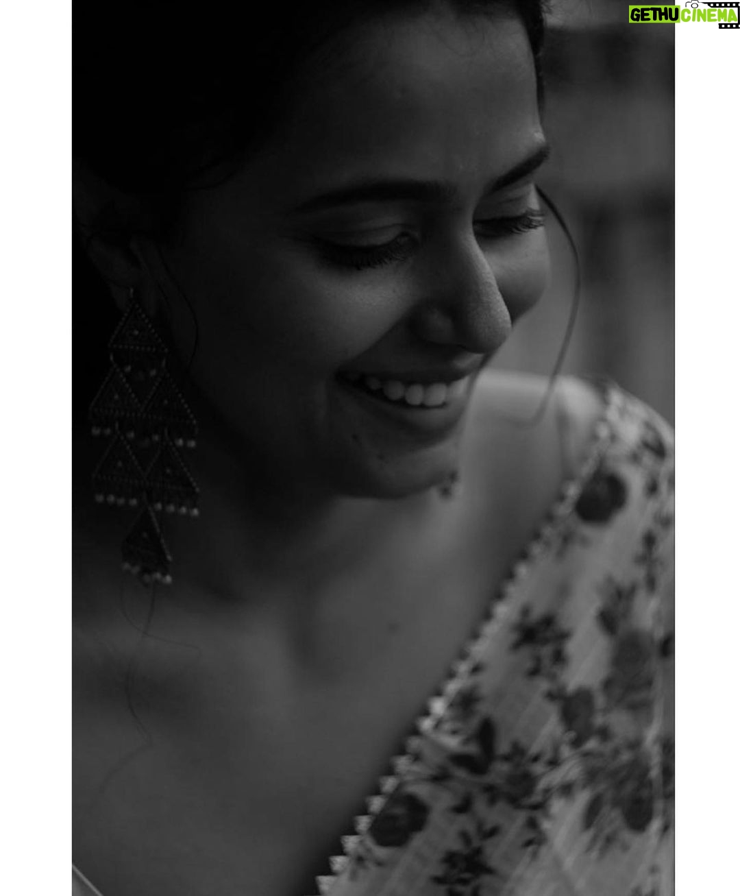 Megha Thomas Instagram - π€π€ πΈ - @cherin.paul #blackandwhite #photoshoot #saree #floral #monsoonfun #eveningwear #forthatday #womeninsaree #styling #beauty #sareelove #ootd #outfitoftheday #desigirl #indianwear #ethnic #silverjewelry #oxidisedjewellery #kochigram #kochi #kerala #meghathomas #meghakehadhein #megstapose Loose Dancer Cooks
