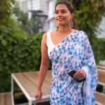 Megha Thomas Instagram - BTS shoot by @kripathankachan 💙 MUA- @kripathankachan_makeupartist Saree courtesy- @devy.store.official Stylist- @fabricate_yourstyle Jewellery- @peekaboothestore #saree #blueandwhite #floral #blue #white #monsoonfun #eveningwear #forthatday #womeninsaree #styling #beauty #sareelove #ootd #outfitoftheday #desigirl #indianwear #ethnic #silverjewelry #oxidisedjewellery #kochigram #kochi #kerala #meghathomas #meghakehadhein #megstapose Loose Dancer Cooks