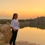 Megha Thomas Instagram - 🌅 #sunset #shadesofyellow #nature #chotaladakh #bangalore #funtimes #lake #trip #peaceful #echoesofsilence #colorsofnature #coloursofsunset Chota Ladakh