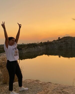 Megha Thomas Instagram - 🌅

#sunset #shadesofyellow #nature #chotaladakh #bangalore #funtimes #lake #trip #peaceful #echoesofsilence #colorsofnature #coloursofsunset