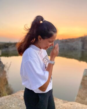 Megha Thomas Instagram - 🌅

#sunset #shadesofyellow #nature #chotaladakh #bangalore #funtimes #lake #trip #peaceful #echoesofsilence #colorsofnature #coloursofsunset