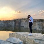 Megha Thomas Instagram - 🌅 #sunset #shadesofyellow #nature #chotaladakh #bangalore #funtimes #lake #trip #peaceful #echoesofsilence #colorsofnature #coloursofsunset Chota Ladakh